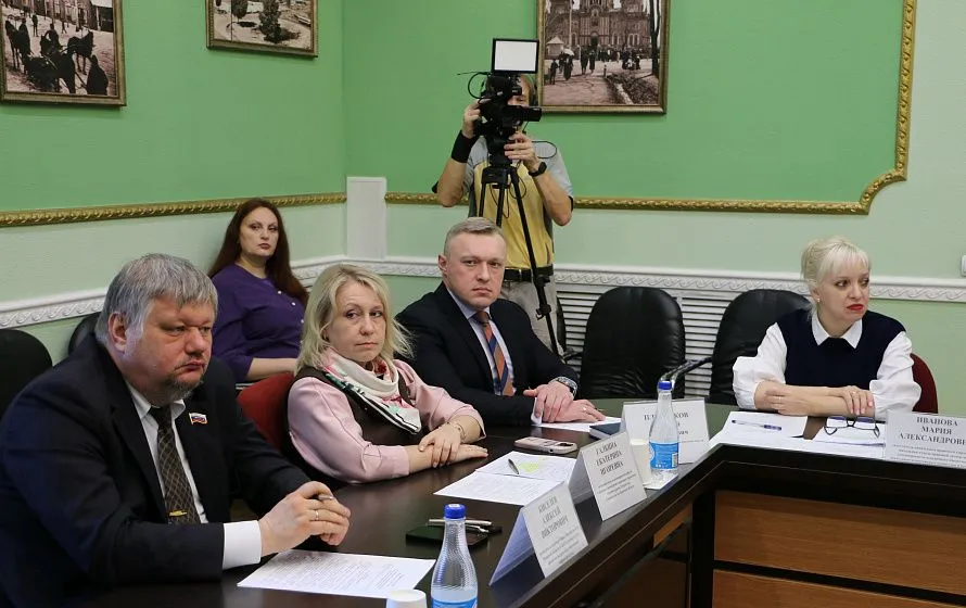 15 октября 2026 года аудитор Контрольно-счетной палаты Брянской области Виталий Плотников принял участие в заседании постоянного комитета Брянской областной Думы по жилищно-коммунальному хозяйству, дорожному строительству, транспорту и топливно-энергетиче