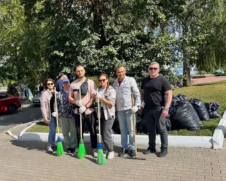В преддверии празднования Дня города Брянска сотрудники Контрольно-счетной палаты Брянской области приняли участие в общегородском субботнике 