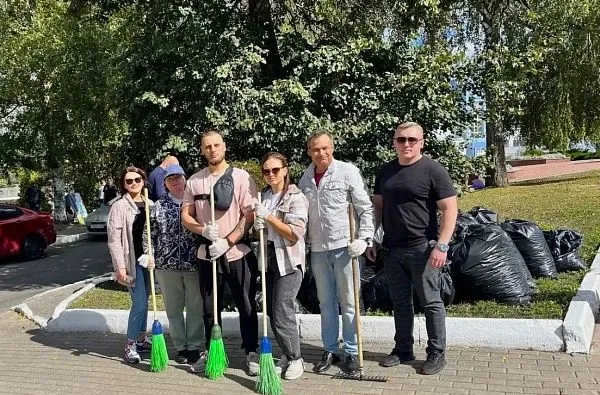 В преддверии празднования Дня города Брянска сотрудники Контрольно-счетной палаты Брянской области приняли участие в общегородском субботнике 