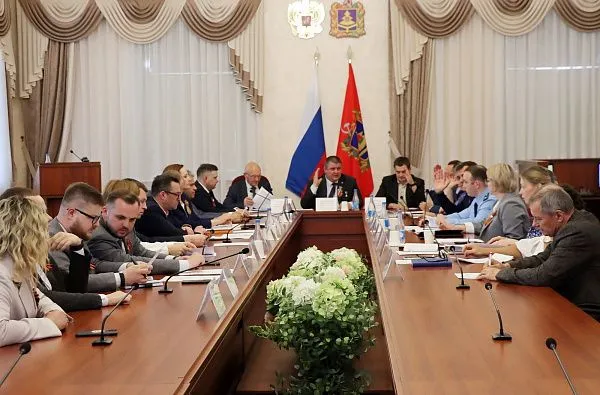 13 мая 2026 года аудитор Контрольно-счетной палаты Брянской области Наталия Шик приняла участие в заседании постоянного комитета Брянской областной Думы по молодежной политике, физической культуре и спорту